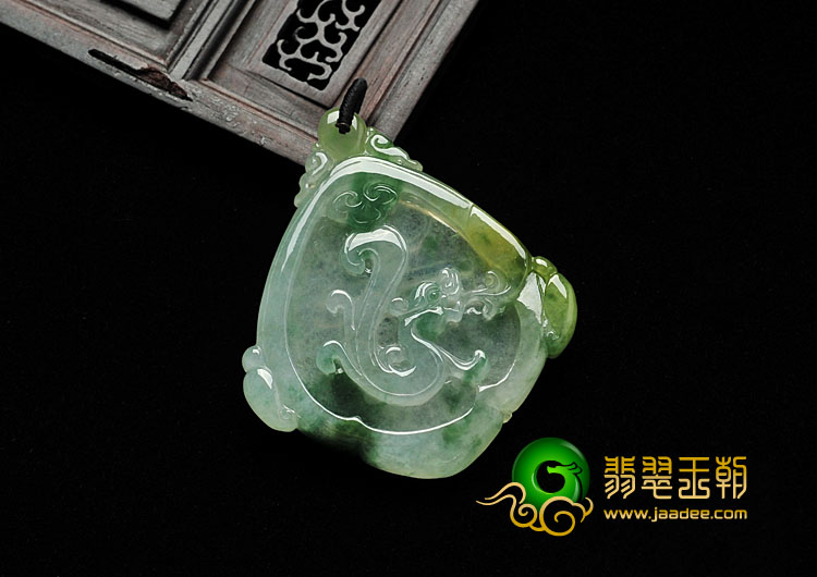 冰种淡黄翡飘花缅甸翡翠A货龙牌挂件