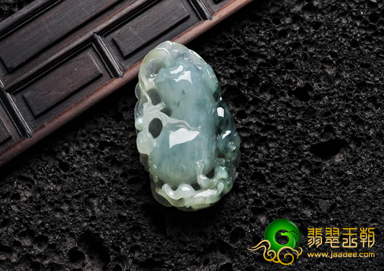 缅甸糯冰种飘花翡翠A货螭龙福瓜挂件