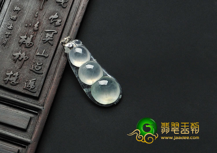 冰玻种晴水缅甸翡翠A货镶金扣四季豆挂件（真钻）