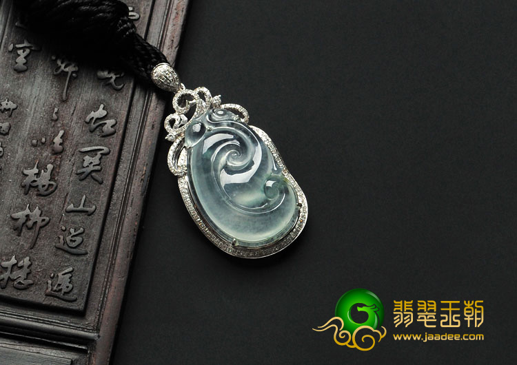 冰玻种飘花缅甸翡翠A货镶白金如意胸坠（真钻）