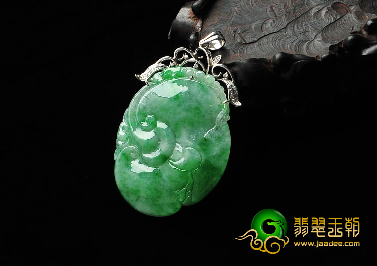糯冰种翠色缅甸翡翠A货镶白金如意胸坠（真钻）