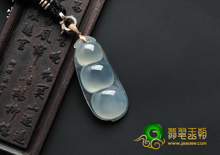 冰玻种紫罗兰淡黄翡略飘花缅甸翡翠A货镶玫瑰金扣四季豆挂件