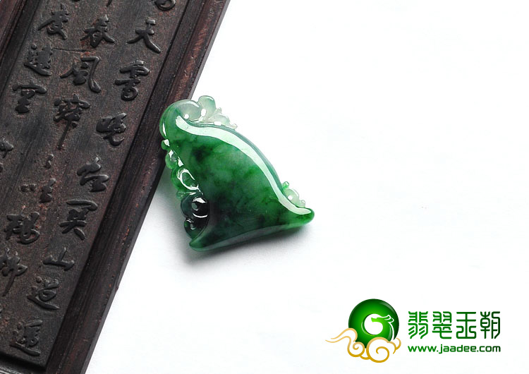 冰种浓绿缅甸翡翠A货海豚挂件