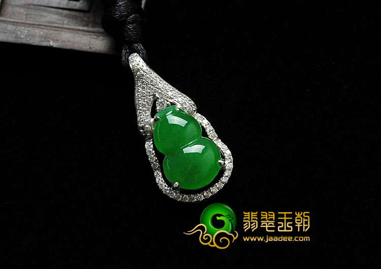 冰种阳绿满绿缅甸翡翠A货镶白金葫芦胸坠（真钻）