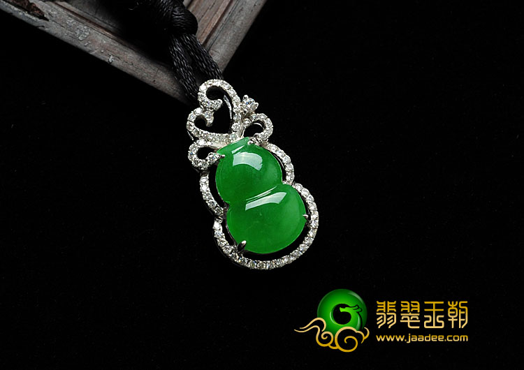 冰种阳绿满绿缅甸翡翠A货镶白金葫芦胸坠（真钻）