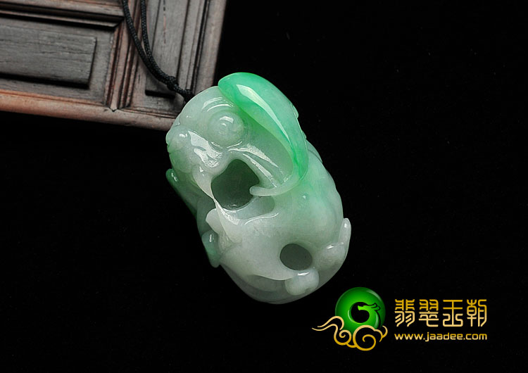 糯冰种翠色缅甸翡翠A货兽头挂件