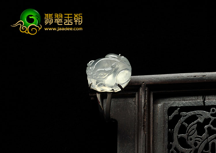 玻璃种缅甸翡翠A货镶白金貔貅戒指