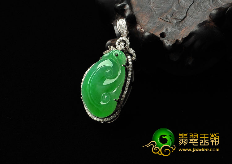 冰种阳绿缅甸翡翠A货镶白金如意胸坠（真钻）