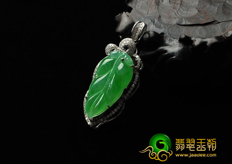 冰种苹果绿缅甸翡翠A货镶白金“金枝玉叶”胸坠（真钻）