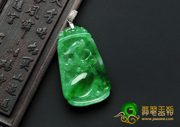 糯冰种翠色缅甸翡翠A货镶金扣龙牌挂件
