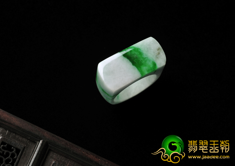 细糯种翠色缅甸翡翠A货马鞍戒