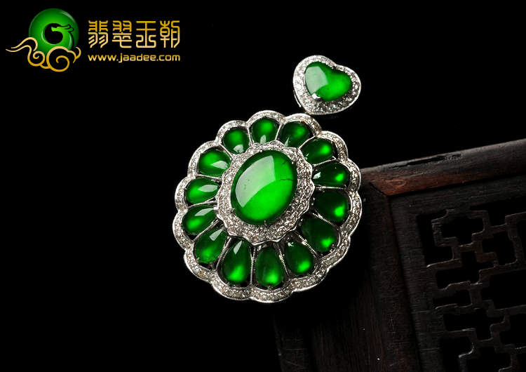 冰玻种正阳绿缅甸翡翠A货镶白金花团锦簇胸坠（真钻）