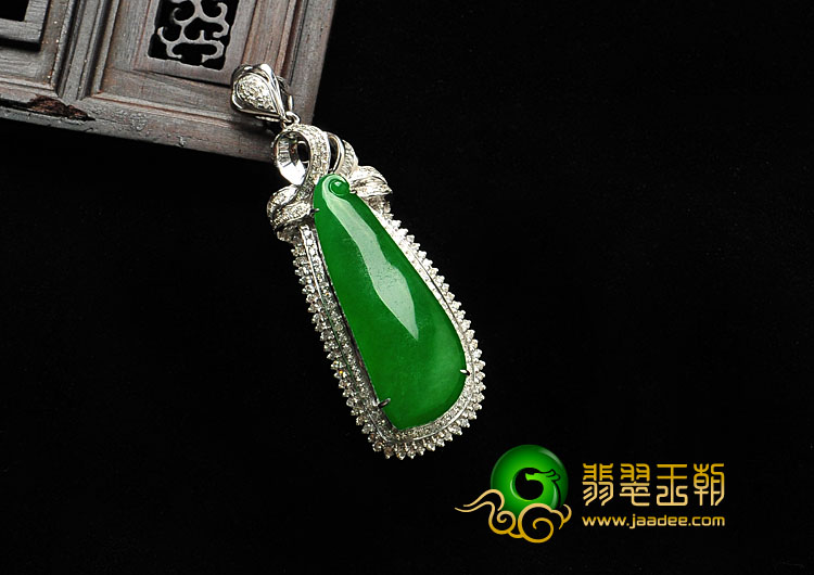 冰种阳绿满绿缅甸翡翠A货镶白金福瓜胸坠（真钻）