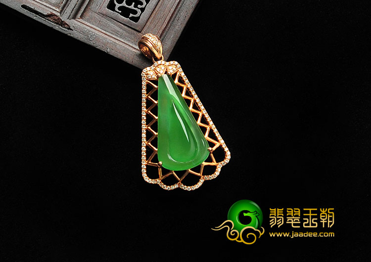 玻璃种绿晴水缅甸翡翠A货镶玫瑰金胸坠（真钻）