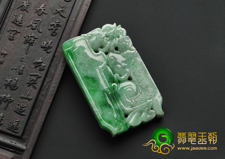 糯冰种翠色缅甸翡翠A货仿古龙凤牌挂件