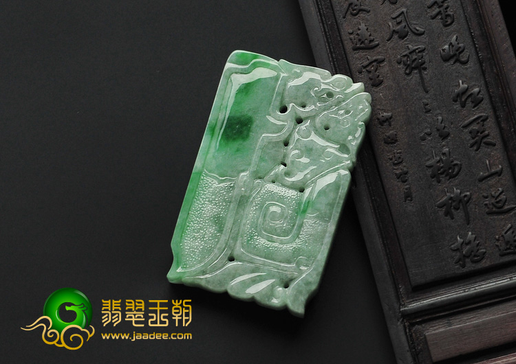 糯冰种翠色缅甸翡翠A货仿古龙凤牌挂件