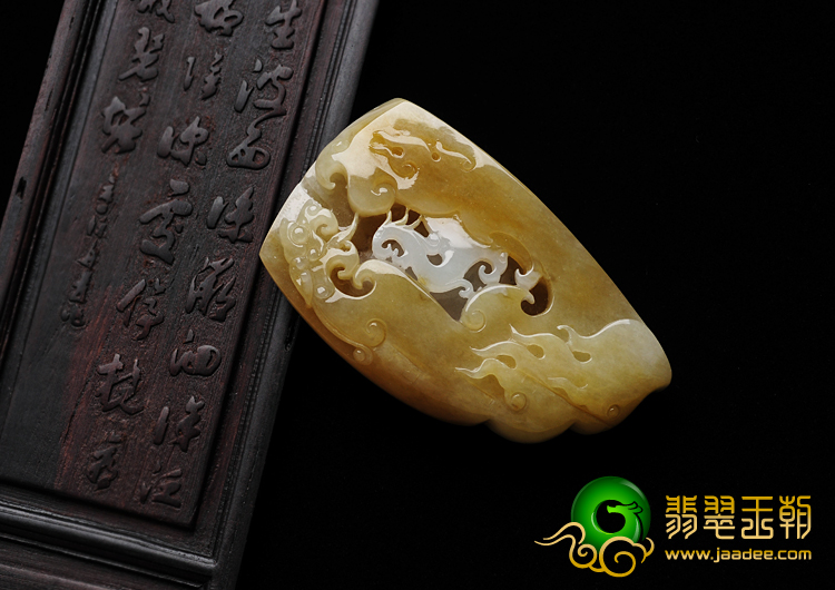 糯冰种黄翡缅甸翡翠A货仿古龙挂件