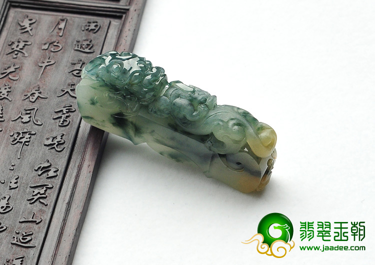 冰种飘花略带黄翡缅甸翡翠A货龙钩挂件