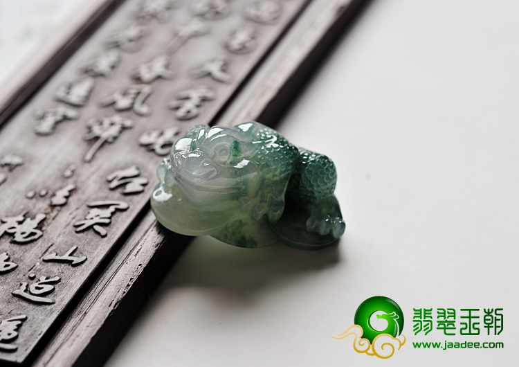 冰种飘花缅甸翡翠A货金蟾挂件