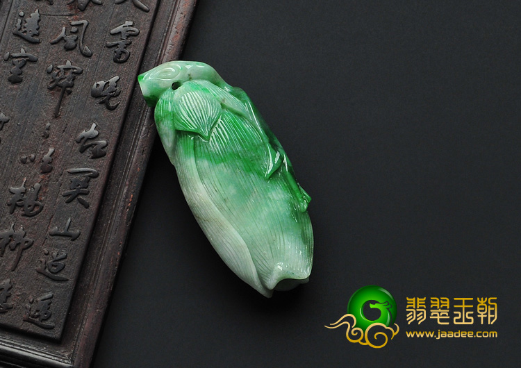细糯种翠色缅甸翡翠A货缅桂花挂件