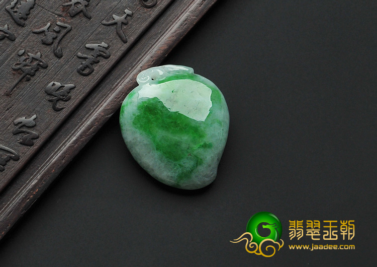 糯冰种翠色缅甸翡翠A货寿桃挂件