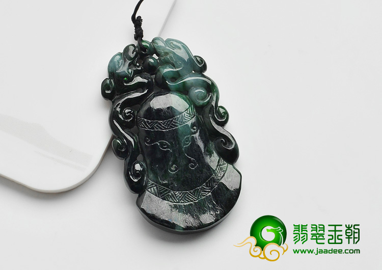 细糯种癣加绿缅甸翡翠A货仿古龙挂件