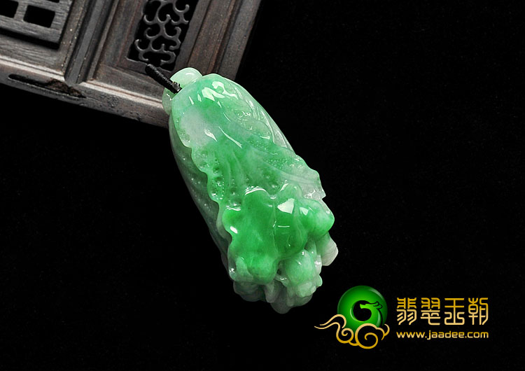 细糯种翠色缅甸翡翠A货白菜挂件