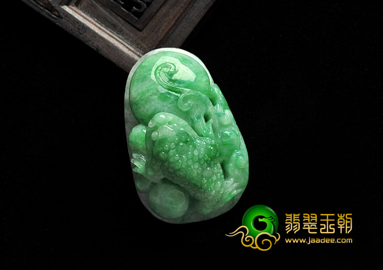 糯冰种翠色缅甸翡翠A货金蟾送宝挂件