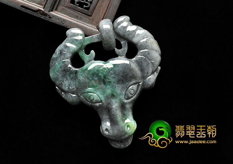细糯种墨色略带翠缅甸翡翠A货牛头挂件