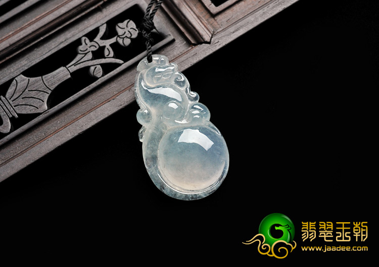 冰种淡晴水缅甸翡翠A货龙抱珠挂件