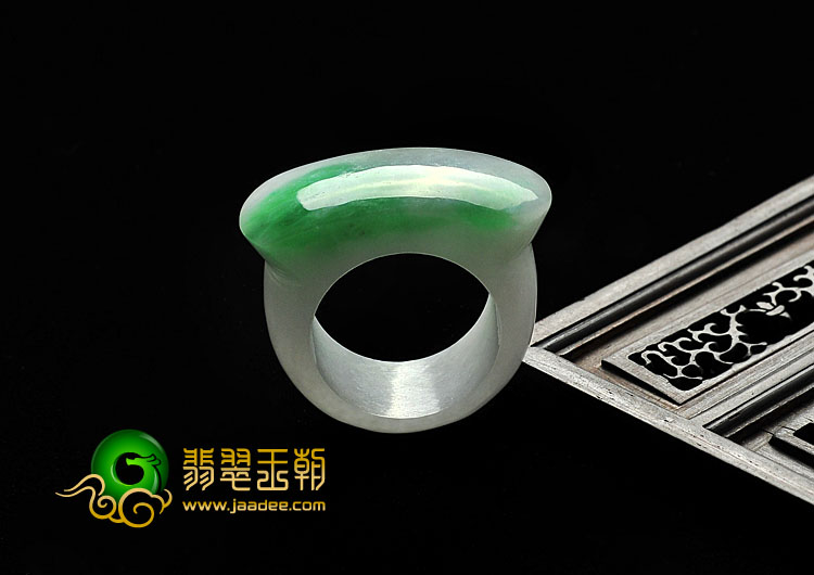 糯冰种翠色缅甸翡翠A货马鞍戒