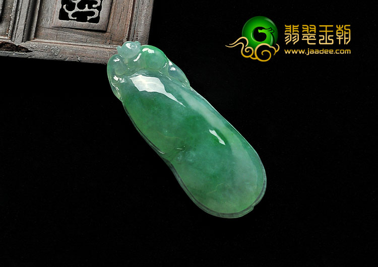 冰种翠色缅甸翡翠A货福瓜挂件