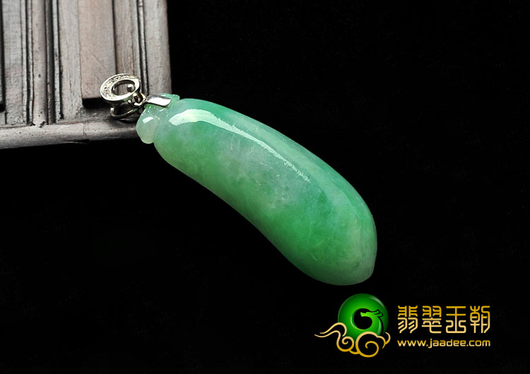 糯冰种翠色缅甸翡翠A货镶白金扣福瓜挂件