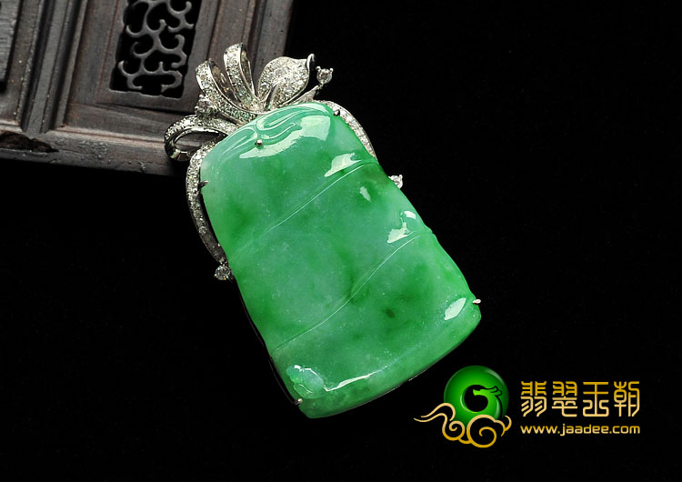 糯冰种翠色缅甸翡翠A货镶白金节节高胸坠（真钻）