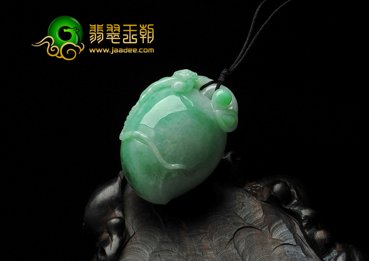 糯冰种翠色缅甸翡翠A货寿桃挂件