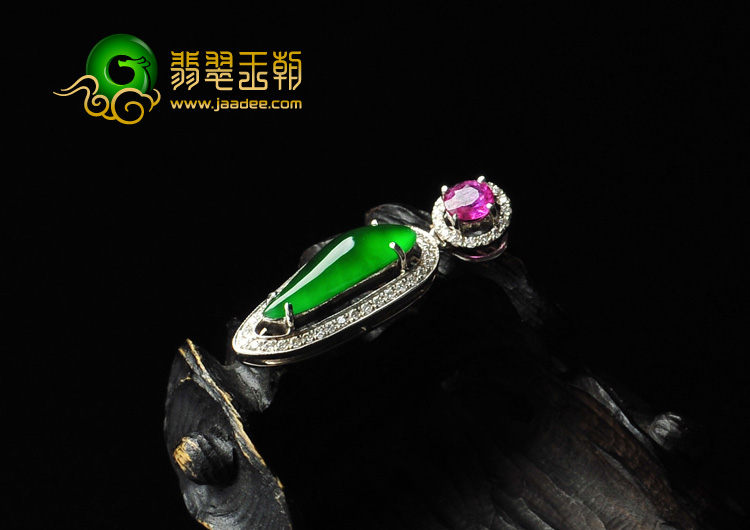 冰玻种正阳绿缅甸翡翠A货镶白金满绿胸坠（真钻宝石）