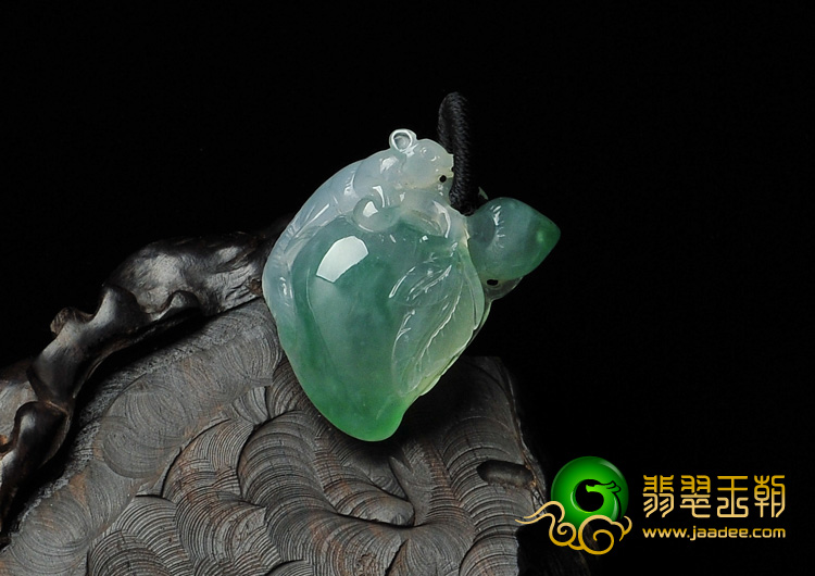 冰种翠色缅甸翡翠A货灵猴献寿挂件