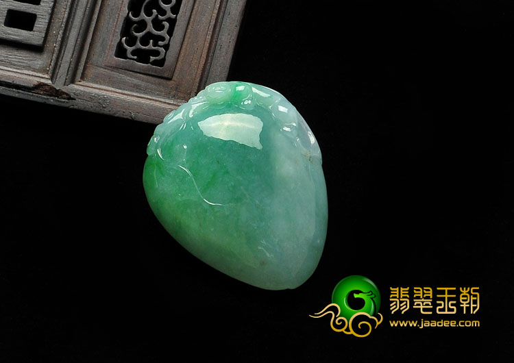 糯冰种翠色缅甸翡翠A货寿桃挂件