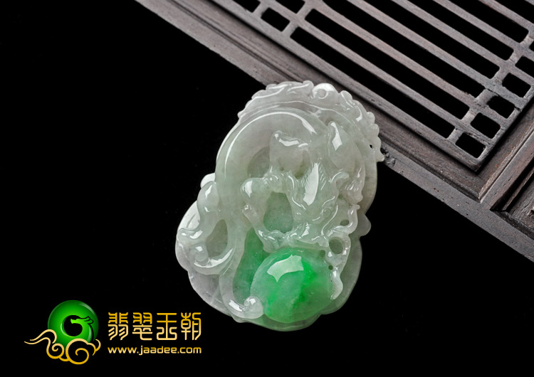 糯冰种翠色缅甸翡翠A货龙戏珠挂件