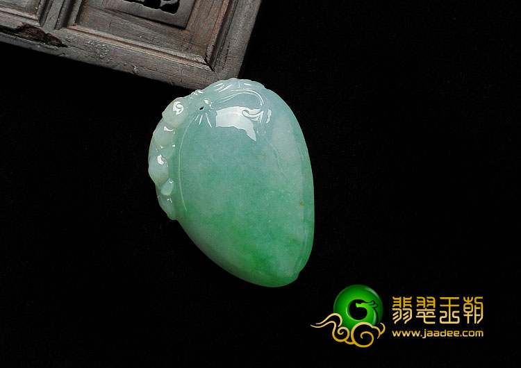 糯冰种翠色缅甸翡翠A货寿桃挂件