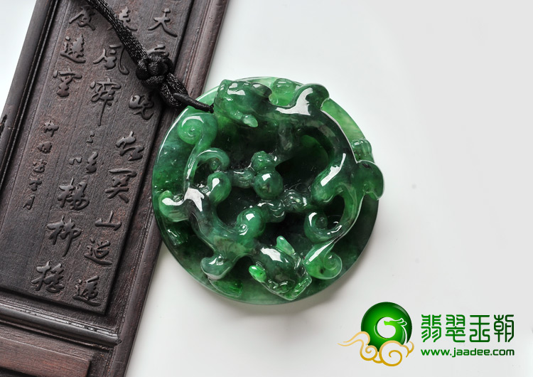 冰种浓绿缅甸翡翠A货双龙戏珠挂件