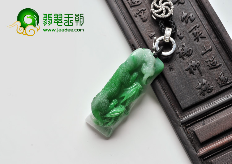 糯冰种翠色缅甸翡翠A货母子螭龙挂件