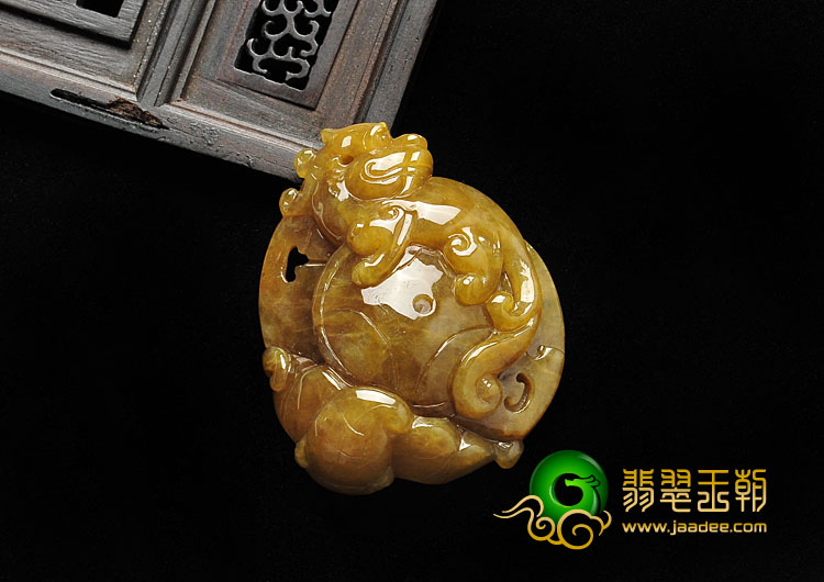 糯冰种褐黄翡缅甸翡翠A货龙抱珠挂件