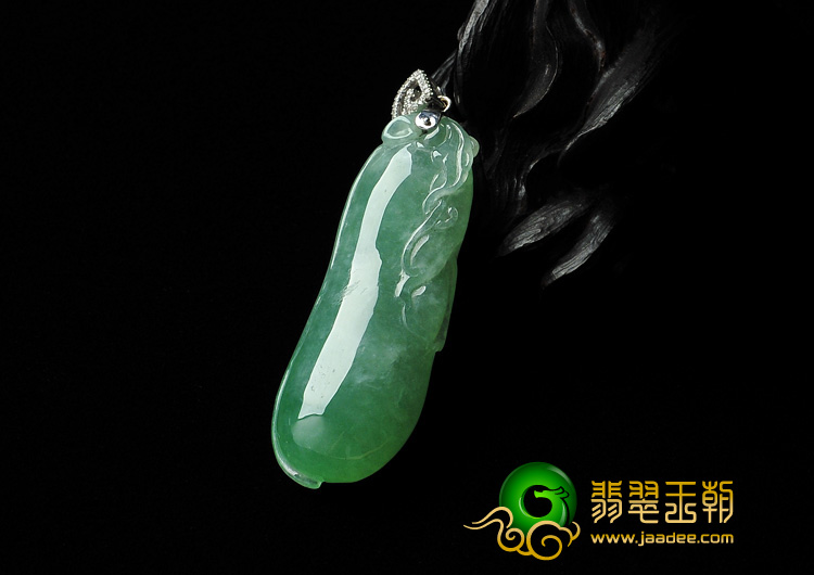 冰种淡绿缅甸翡翠A货镶白金扣福瓜挂件（真钻）