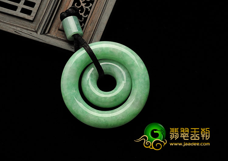 feicui糯冰种豆绿缅甸翡翠A货时来运转挂件