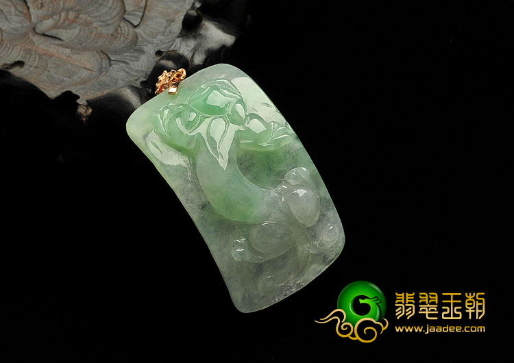 冰种翠色缅甸翡翠A货螭龙挂件