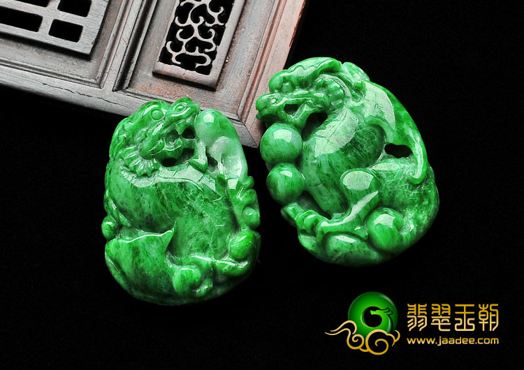 feicui细糯种翠色干青缅甸翡翠A货龙戏珠挂件（单价）