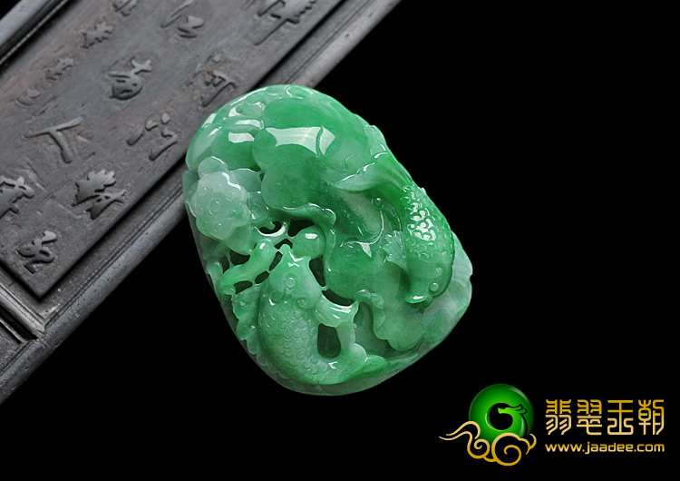糯冰种翠色缅甸翡翠A货年年有余挂件