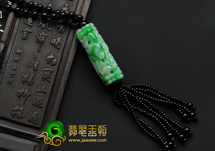 糯冰种翠色缅甸翡翠A货龙柱挂件