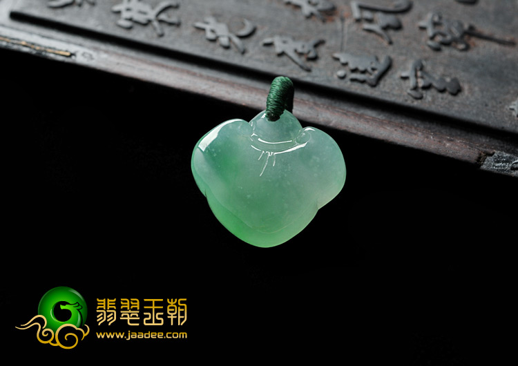 冰种翠色缅甸翡翠A货爱心锁挂件